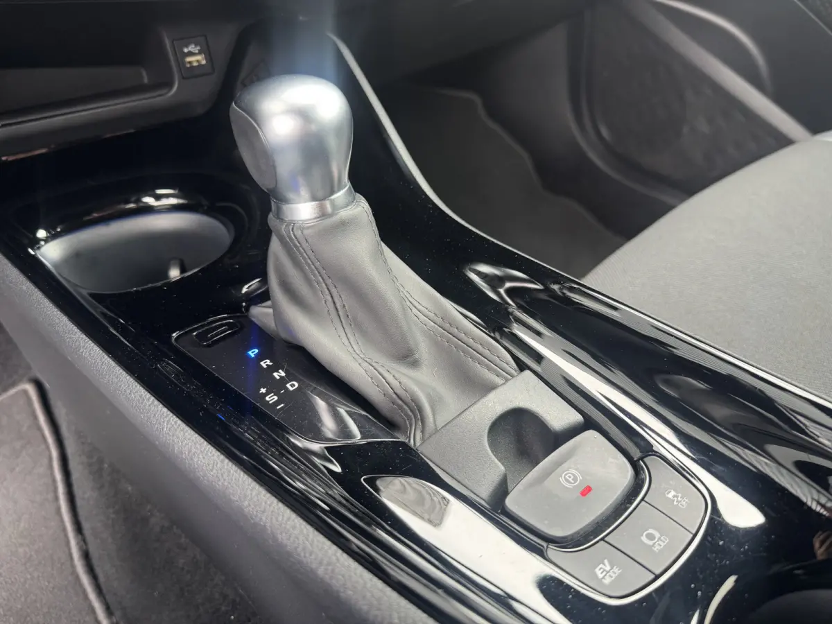 2.0 Hybrid Bi-Tone | Draadloos Apple Carplay/Android auto | PDC V+A | BSM | 10jr GARANTIE | Rijklaar!!!