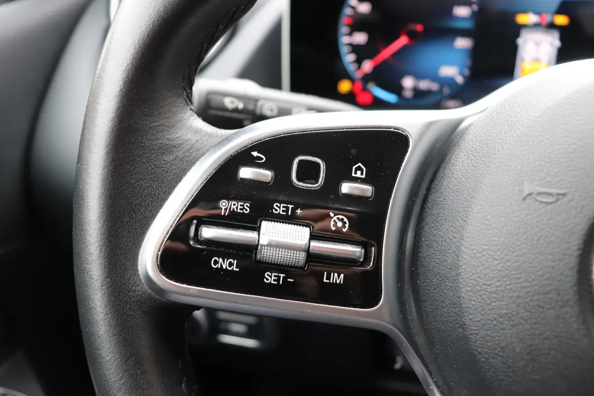 250 Premium Plus. Automaat, wegklapbare trekhaak, navigatie.