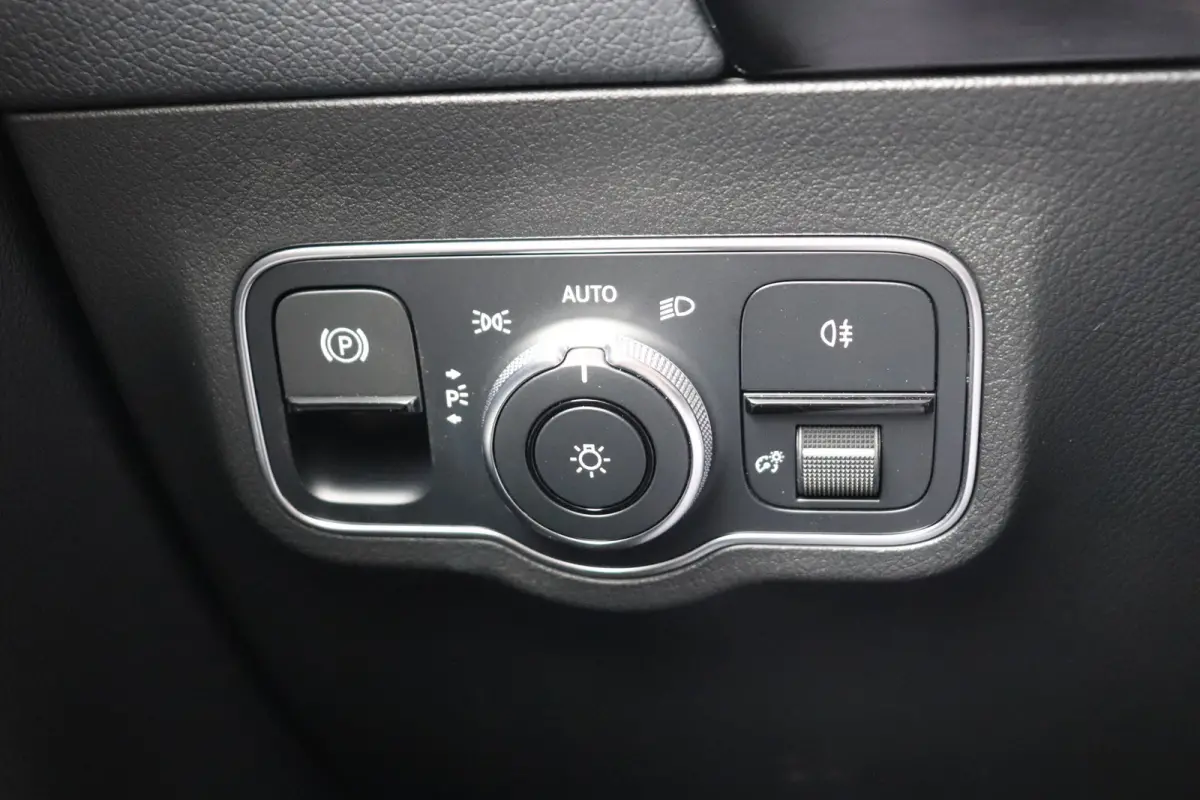 250 Premium Plus. Automaat, wegklapbare trekhaak, navigatie.