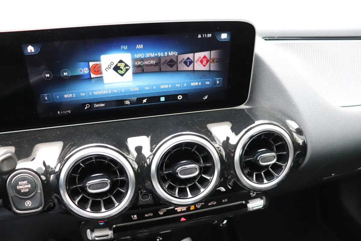 250 Premium Plus. Automaat, wegklapbare trekhaak, navigatie.