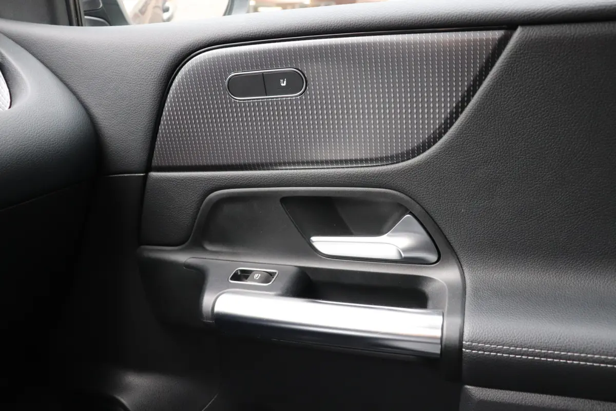 250 Premium Plus. Automaat, wegklapbare trekhaak, navigatie.