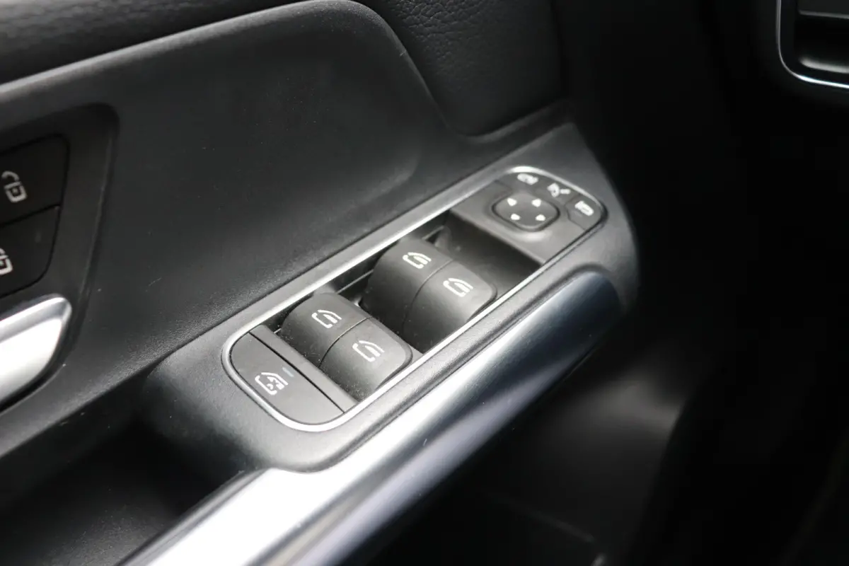 250 Premium Plus. Automaat, wegklapbare trekhaak, navigatie.