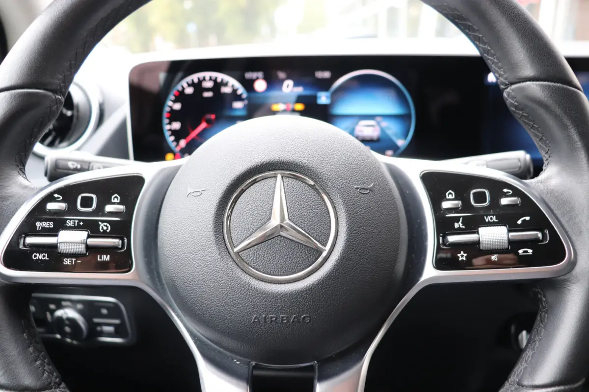 250 Premium Plus. Automaat, wegklapbare trekhaak, navigatie.