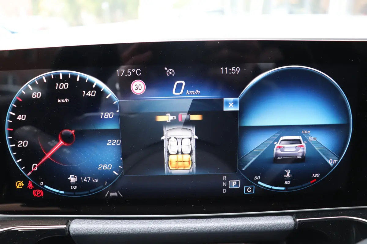 250 Premium Plus. Automaat, wegklapbare trekhaak, navigatie.