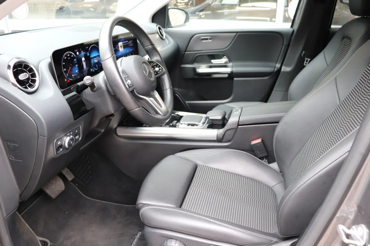 250 Premium Plus. Automaat, wegklapbare trekhaak, navigatie.