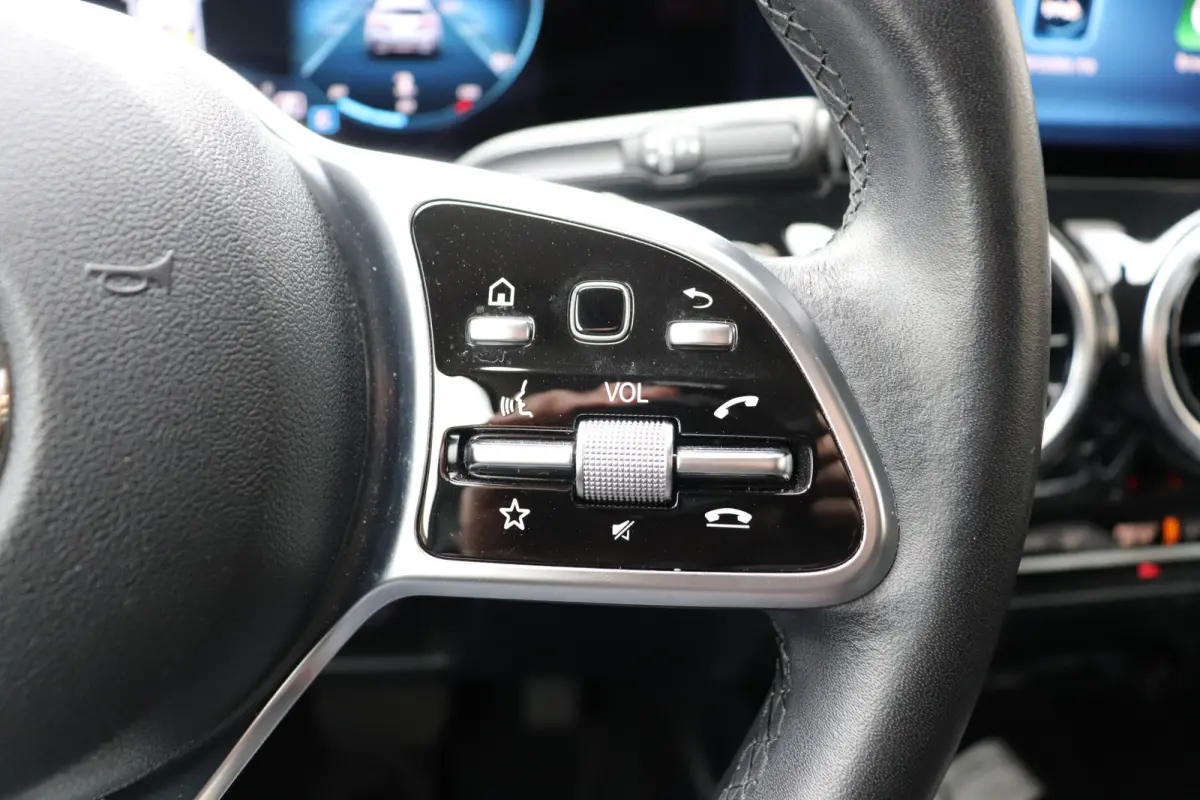 250 Premium Plus. Automaat, wegklapbare trekhaak, navigatie.