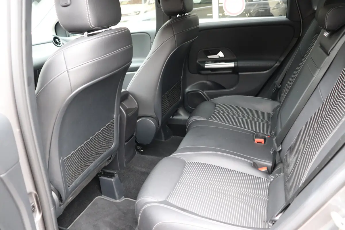 250 Premium Plus. Automaat, wegklapbare trekhaak, navigatie.