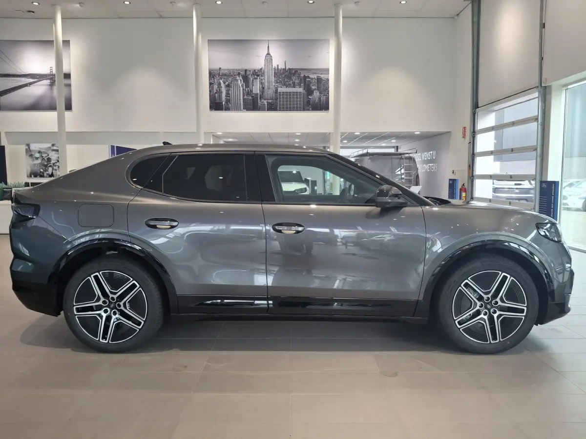 Premium Extended Range RWD 79 kWh | NIEUW TE BESTELLEN | PANORAMADAK | 360 GRADEN CAMERA | HEAD-UP DISPLAY | 18-WEG VERSTELBARE AGR-STOELEN | VERWARMBARE STOELEN EN STUUR | 20 INCH VELGEN |