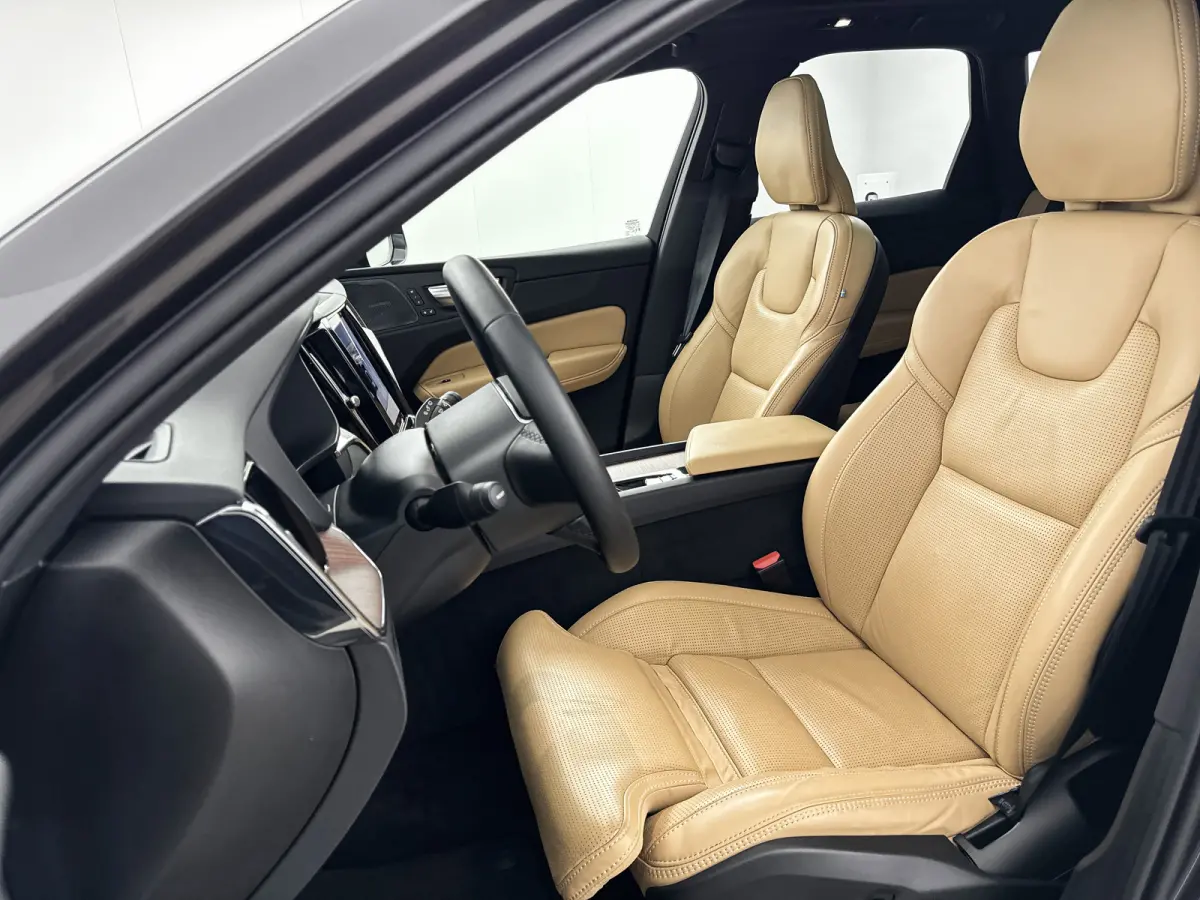 2.0 T6 Plug-in hybrid AWD Plus Dark | 21" | Geventileerd Nappa Leder | 360 Camera | Harman Kardon | Getint glas | Elektr. verst. stoelen | Stoel/stuur/achterbankverwarming | Adaptieve Cruise