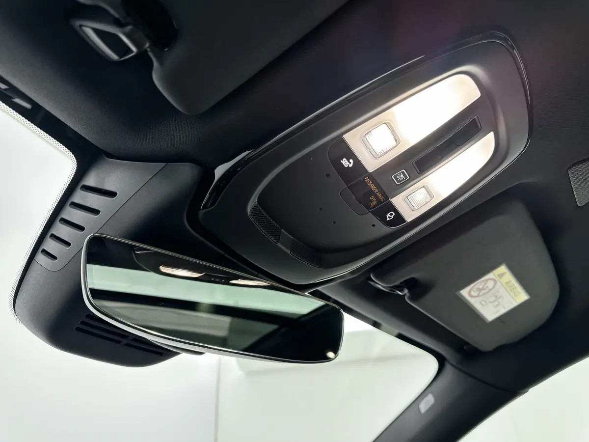2.0 T6 Plug-in hybrid AWD Plus Dark | 21" | Geventileerd Nappa Leder | 360 Camera | Harman Kardon | Getint glas | Elektr. verst. stoelen | Stoel/stuur/achterbankverwarming | Adaptieve Cruise