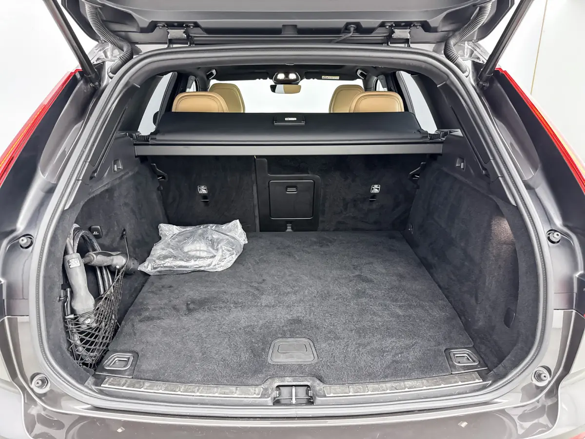 2.0 T6 Plug-in hybrid AWD Plus Dark | 21" | Geventileerd Nappa Leder | 360 Camera | Harman Kardon | Getint glas | Elektr. verst. stoelen | Stoel/stuur/achterbankverwarming | Adaptieve Cruise