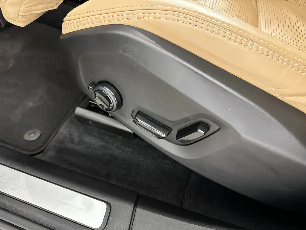 2.0 T6 Plug-in hybrid AWD Plus Dark | 21" | Geventileerd Nappa Leder | 360 Camera | Harman Kardon | Getint glas | Elektr. verst. stoelen | Stoel/stuur/achterbankverwarming | Adaptieve Cruise
