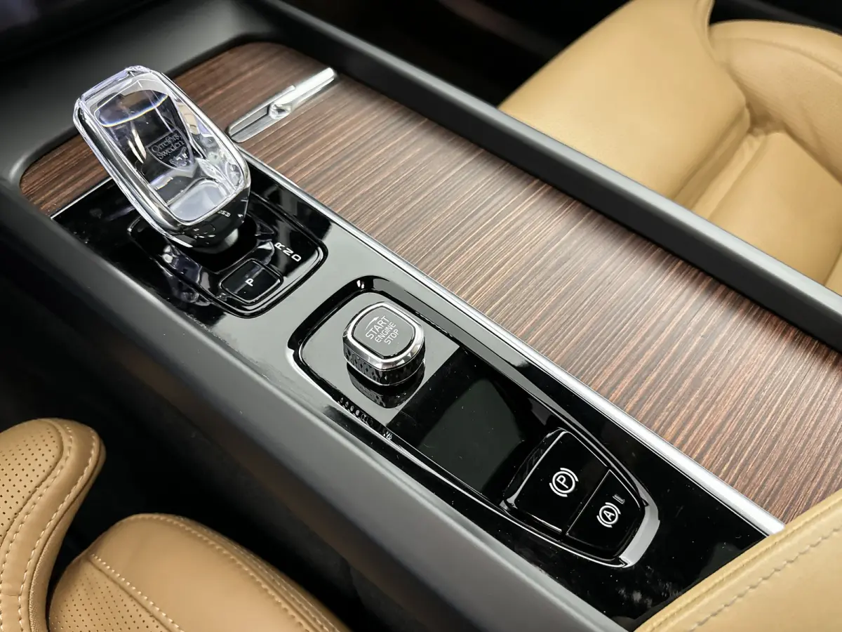 2.0 T6 Plug-in hybrid AWD Plus Dark | 21" | Geventileerd Nappa Leder | 360 Camera | Harman Kardon | Getint glas | Elektr. verst. stoelen | Stoel/stuur/achterbankverwarming | Adaptieve Cruise