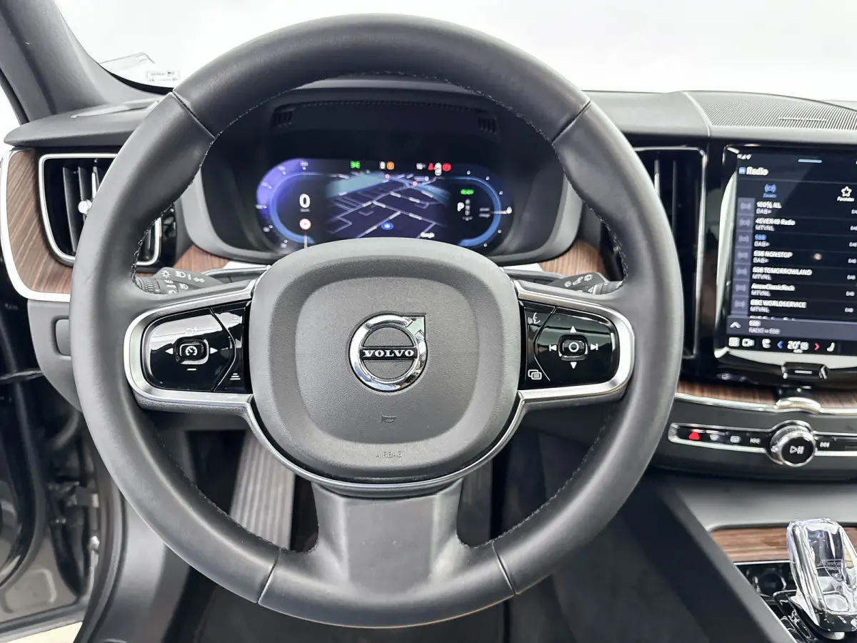 2.0 T6 Plug-in hybrid AWD Plus Dark | 21" | Geventileerd Nappa Leder | 360 Camera | Harman Kardon | Getint glas | Elektr. verst. stoelen | Stoel/stuur/achterbankverwarming | Adaptieve Cruise
