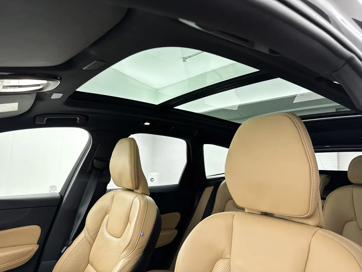 2.0 T6 Plug-in hybrid AWD Plus Dark | 21" | Geventileerd Nappa Leder | 360 Camera | Harman Kardon | Getint glas | Elektr. verst. stoelen | Stoel/stuur/achterbankverwarming | Adaptieve Cruise