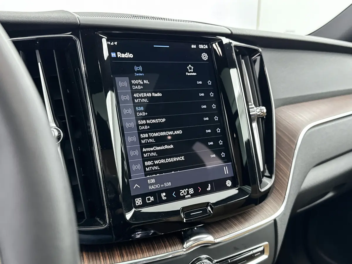 2.0 T6 Plug-in hybrid AWD Plus Dark | 21" | Geventileerd Nappa Leder | 360 Camera | Harman Kardon | Getint glas | Elektr. verst. stoelen | Stoel/stuur/achterbankverwarming | Adaptieve Cruise