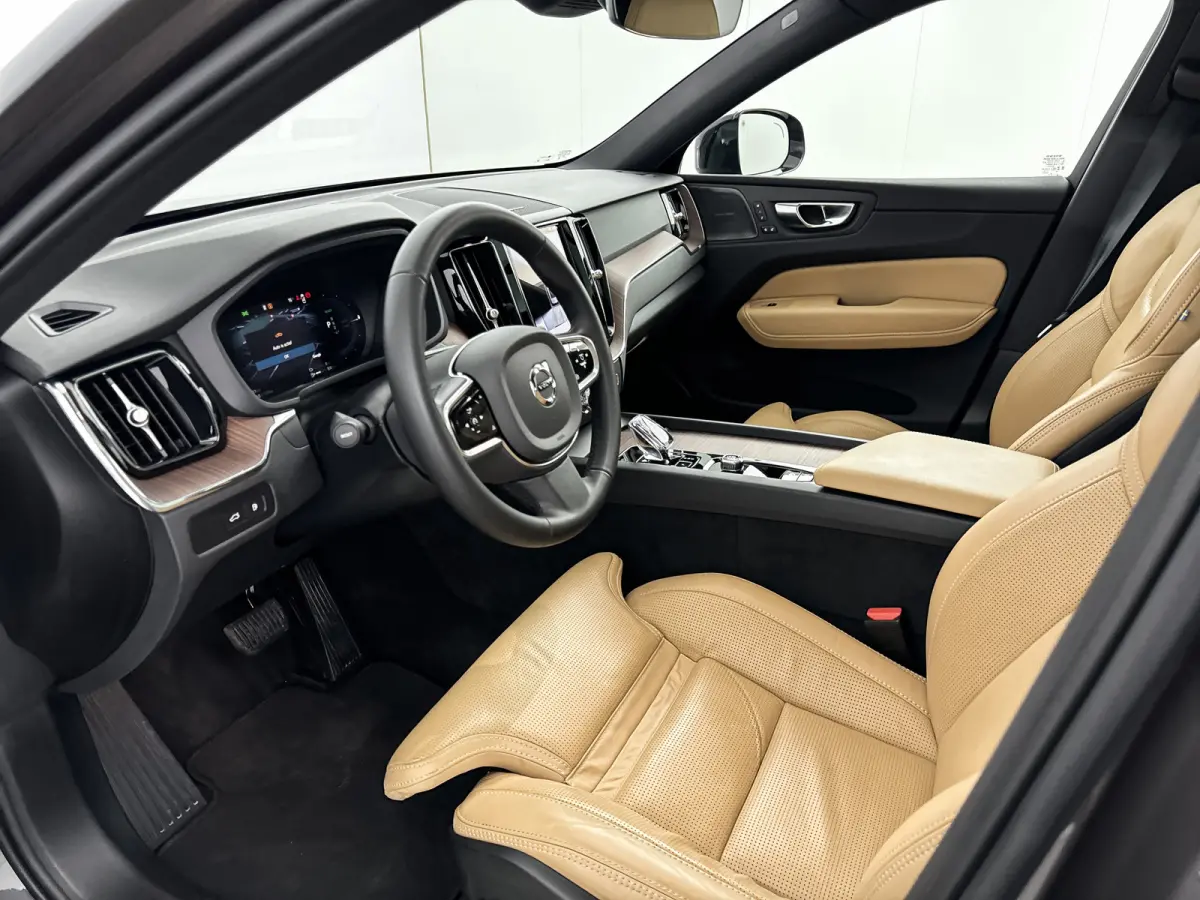 2.0 T6 Plug-in hybrid AWD Plus Dark | 21" | Geventileerd Nappa Leder | 360 Camera | Harman Kardon | Getint glas | Elektr. verst. stoelen | Stoel/stuur/achterbankverwarming | Adaptieve Cruise