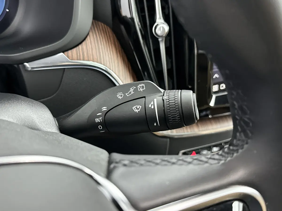 2.0 T6 Plug-in hybrid AWD Plus Dark | 21" | Geventileerd Nappa Leder | 360 Camera | Harman Kardon | Getint glas | Elektr. verst. stoelen | Stoel/stuur/achterbankverwarming | Adaptieve Cruise
