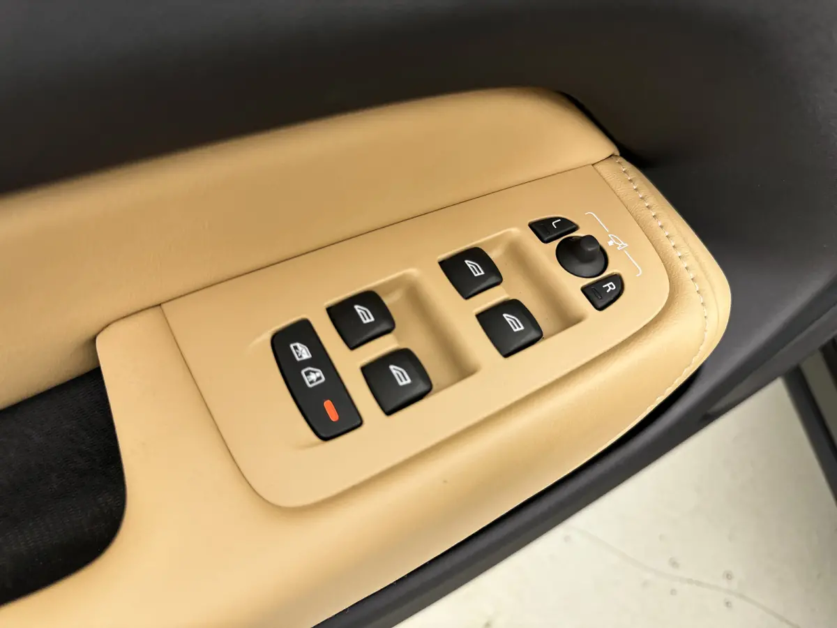 2.0 T6 Plug-in hybrid AWD Plus Dark | 21" | Geventileerd Nappa Leder | 360 Camera | Harman Kardon | Getint glas | Elektr. verst. stoelen | Stoel/stuur/achterbankverwarming | Adaptieve Cruise
