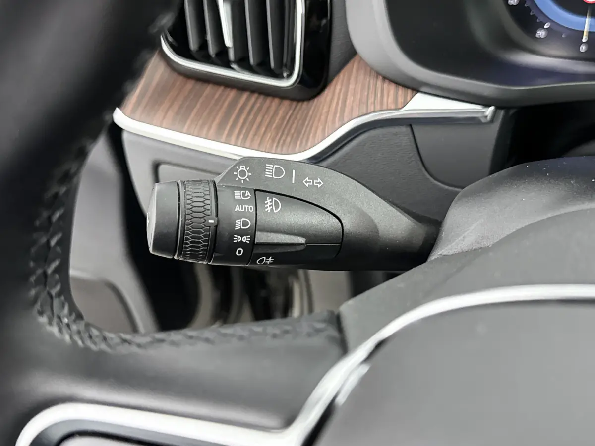 2.0 T6 Plug-in hybrid AWD Plus Dark | 21" | Geventileerd Nappa Leder | 360 Camera | Harman Kardon | Getint glas | Elektr. verst. stoelen | Stoel/stuur/achterbankverwarming | Adaptieve Cruise