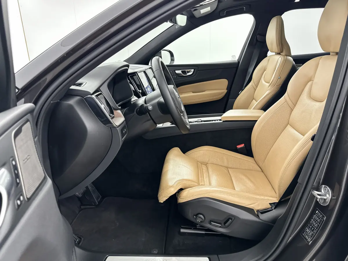2.0 T6 Plug-in hybrid AWD Plus Dark | 21" | Geventileerd Nappa Leder | 360 Camera | Harman Kardon | Getint glas | Elektr. verst. stoelen | Stoel/stuur/achterbankverwarming | Adaptieve Cruise