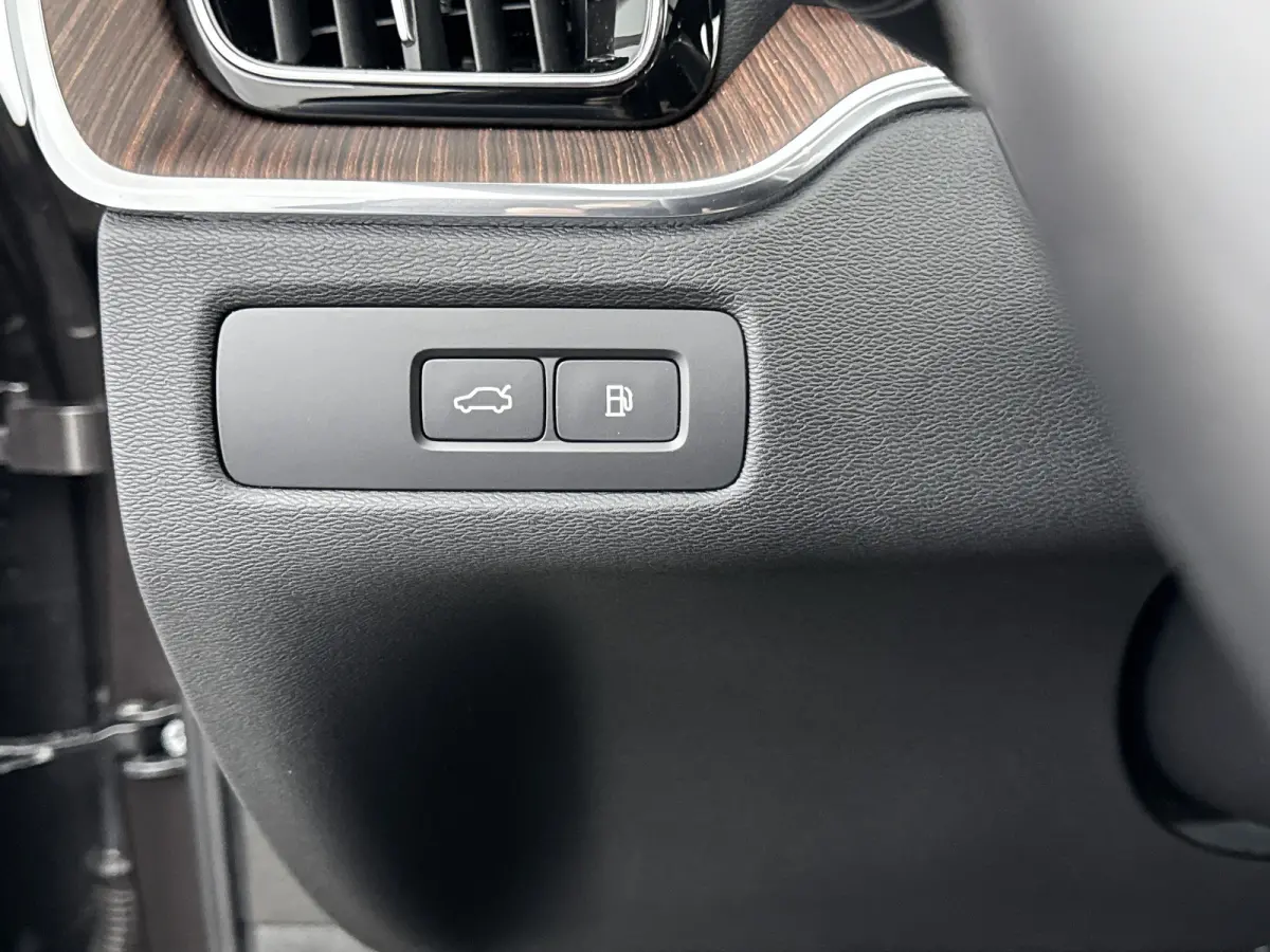 2.0 T6 Plug-in hybrid AWD Plus Dark | 21" | Geventileerd Nappa Leder | 360 Camera | Harman Kardon | Getint glas | Elektr. verst. stoelen | Stoel/stuur/achterbankverwarming | Adaptieve Cruise