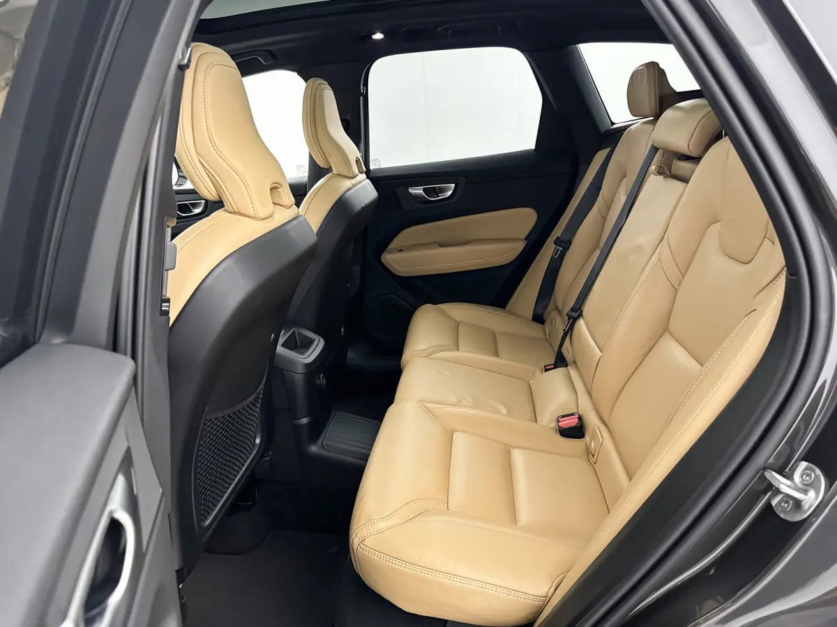 2.0 T6 Plug-in hybrid AWD Plus Dark | 21" | Geventileerd Nappa Leder | 360 Camera | Harman Kardon | Getint glas | Elektr. verst. stoelen | Stoel/stuur/achterbankverwarming | Adaptieve Cruise