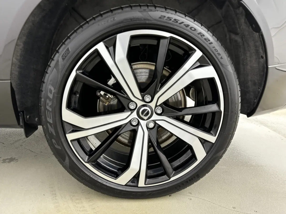 2.0 T6 Plug-in hybrid AWD Plus Dark | 21" | Geventileerd Nappa Leder | 360 Camera | Harman Kardon | Getint glas | Elektr. verst. stoelen | Stoel/stuur/achterbankverwarming | Adaptieve Cruise