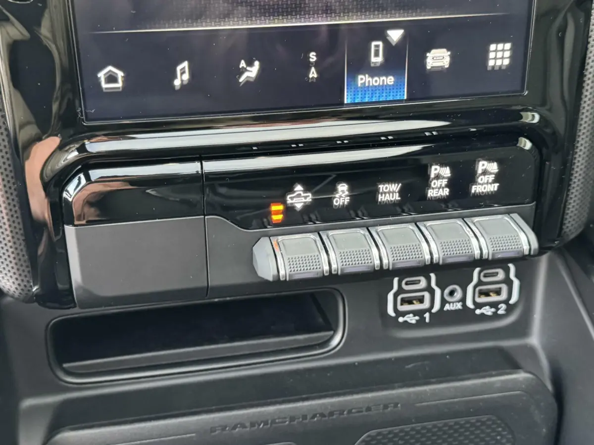 1500 4X4 5.7 V8 4x4 Crew Cab Limited,Head Up,digi dash,