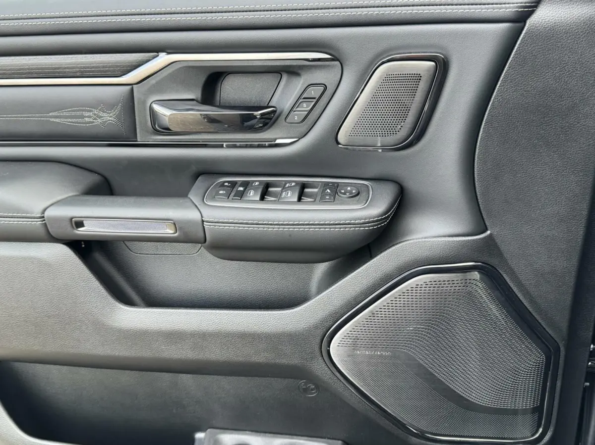 1500 4X4 5.7 V8 4x4 Crew Cab Limited,Head Up,digi dash,