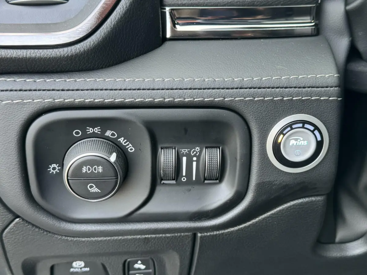 1500 4X4 5.7 V8 4x4 Crew Cab Limited,Head Up,digi dash,
