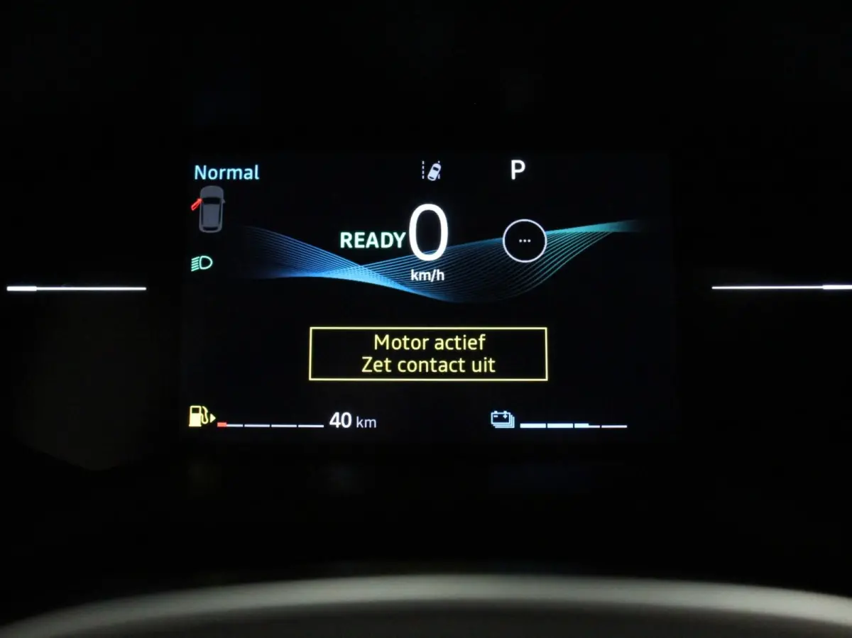 1.6 HEV Automaat Intense DEMO ! Navigatie d.m.v. Apple Carplay/Android Auto Camera Climate Control Cruise Control Lichtmetalen velgen Extra Getint Glas Digitale Cockpit