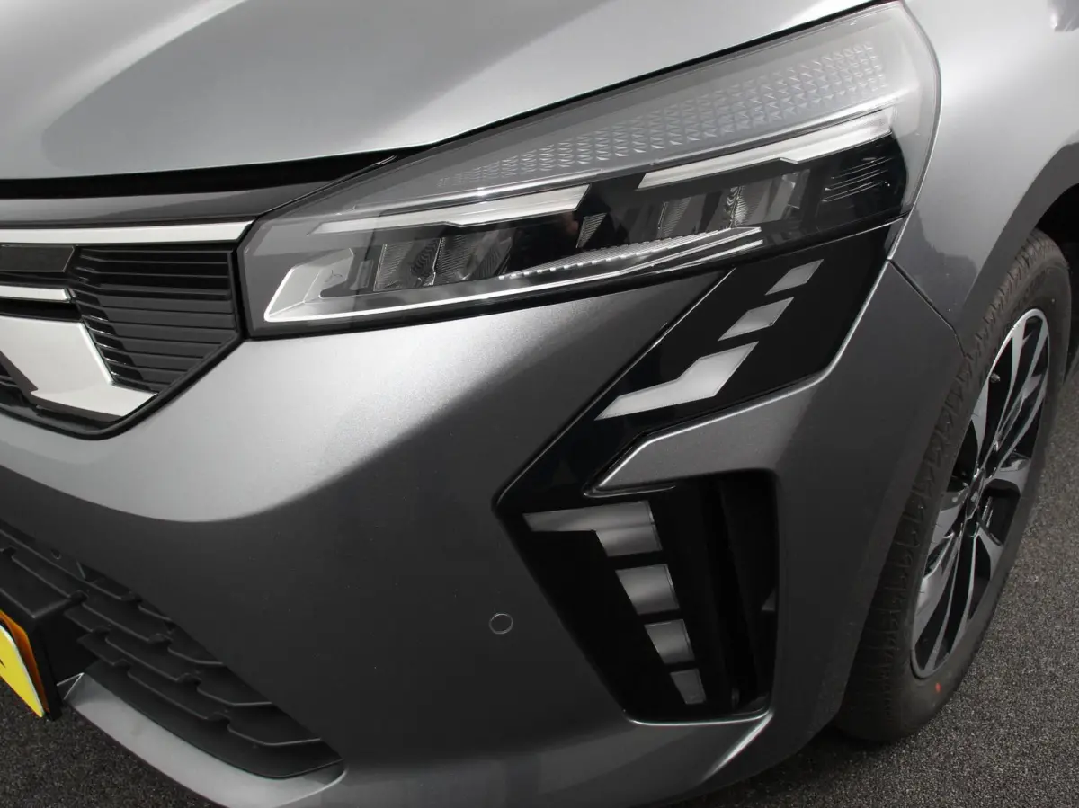 1.6 HEV Automaat Intense DEMO ! Navigatie d.m.v. Apple Carplay/Android Auto Camera Climate Control Cruise Control Lichtmetalen velgen Extra Getint Glas Digitale Cockpit