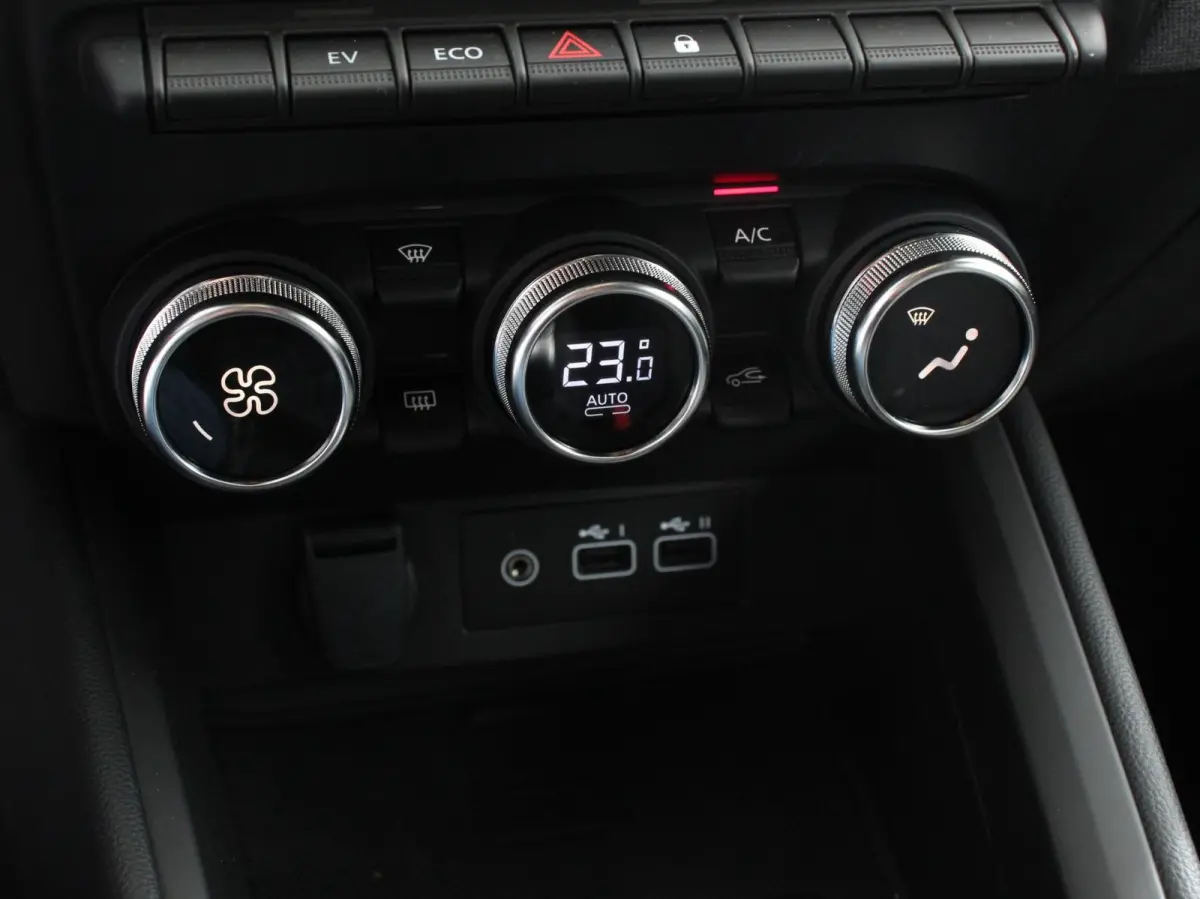 1.6 HEV Automaat Intense DEMO ! Navigatie d.m.v. Apple Carplay/Android Auto Camera Climate Control Cruise Control Lichtmetalen velgen Extra Getint Glas Digitale Cockpit
