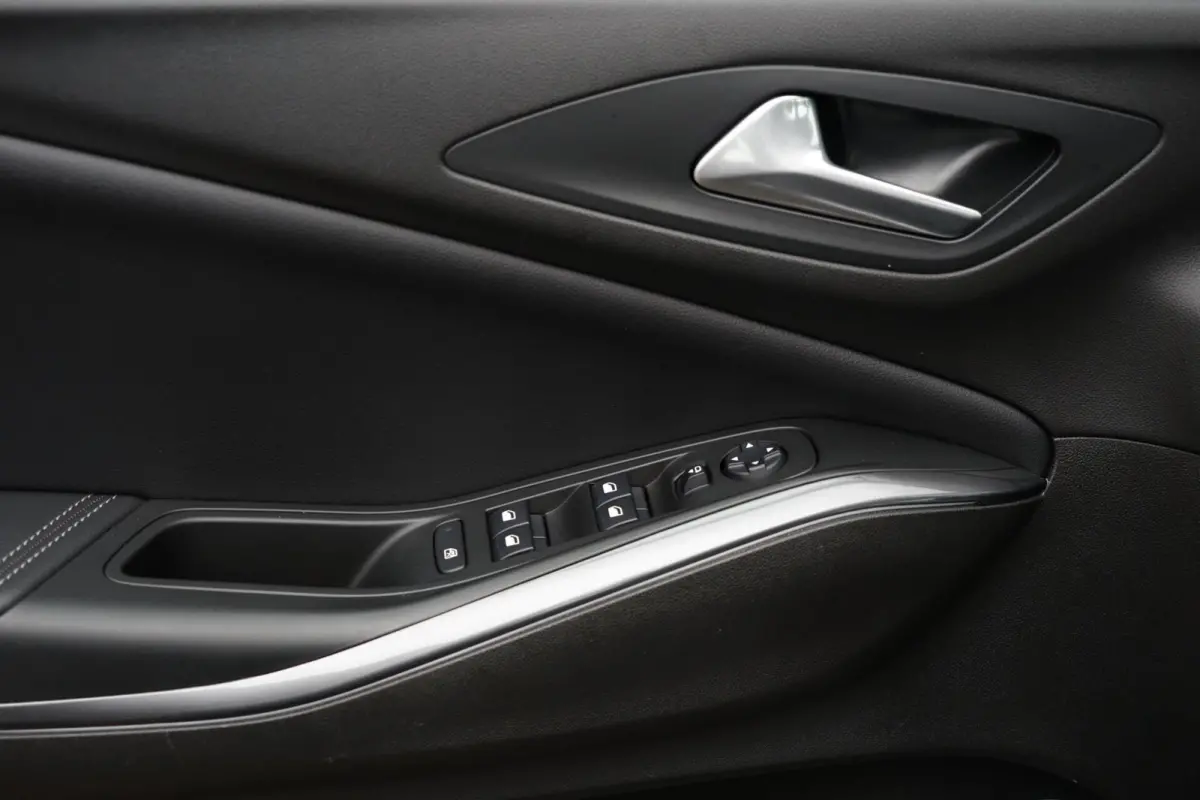 1.2 Turbo Business Elegance, CarPlay, cam.