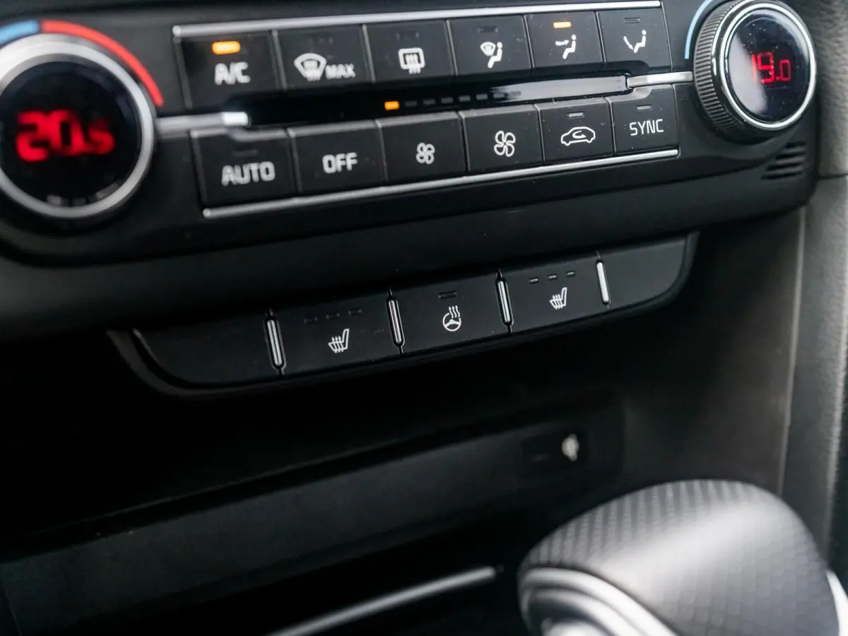 1.0 T-GDi MHEV Design Edition l navigatie l stoel en stuurwielverwarming l EL. kofferklep l JBL premium Sound