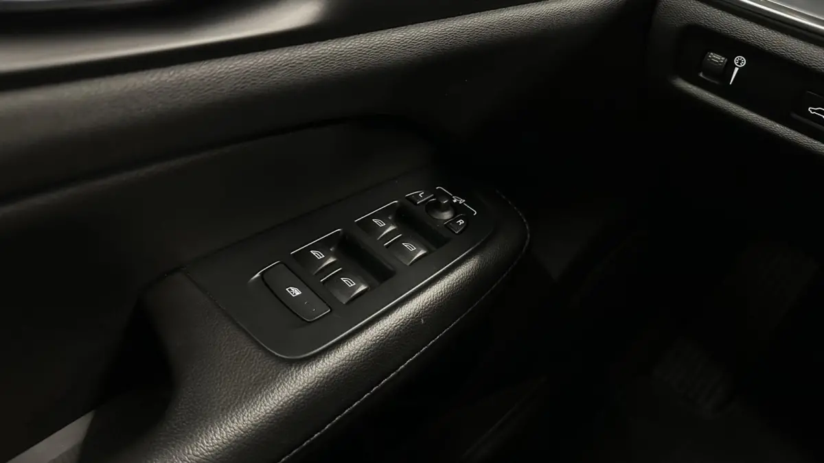 2.0 B3 Momentum Business ECC NAVI CAMERA CARPLAY LM CRUISE.
