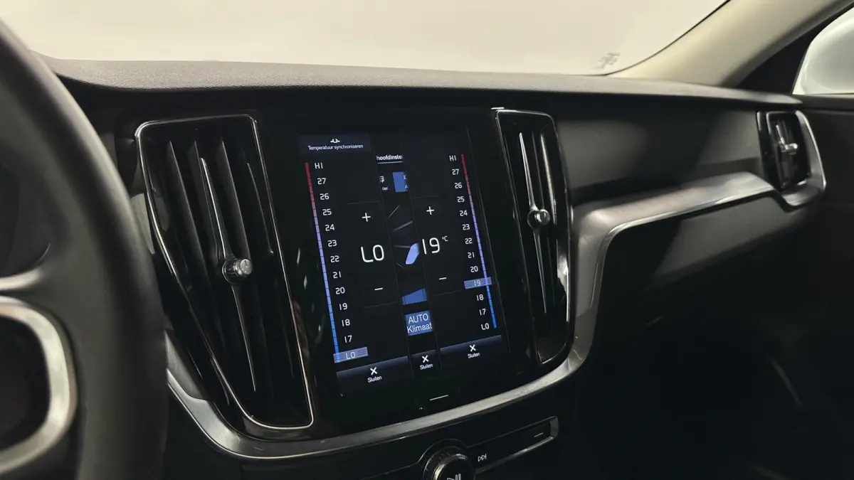 2.0 B3 Momentum Business ECC NAVI CAMERA CARPLAY LM CRUISE.