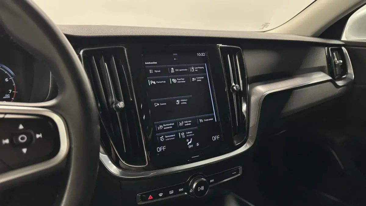 2.0 B3 Momentum Business ECC NAVI CAMERA CARPLAY LM CRUISE.