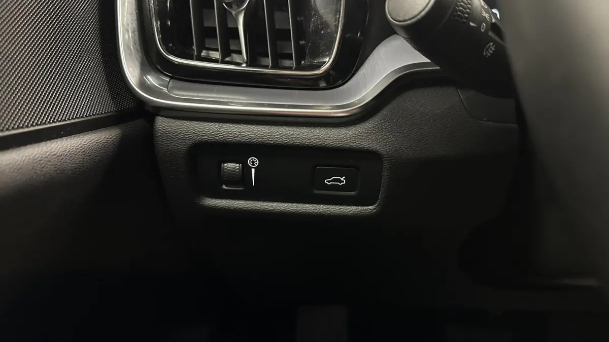 2.0 B3 Momentum Business ECC NAVI CAMERA CARPLAY LM CRUISE.