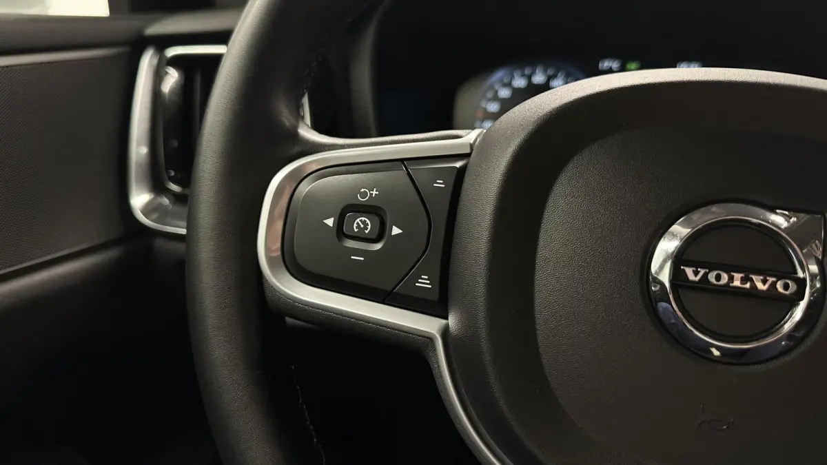 2.0 B3 Momentum Business ECC NAVI CAMERA CARPLAY LM CRUISE.