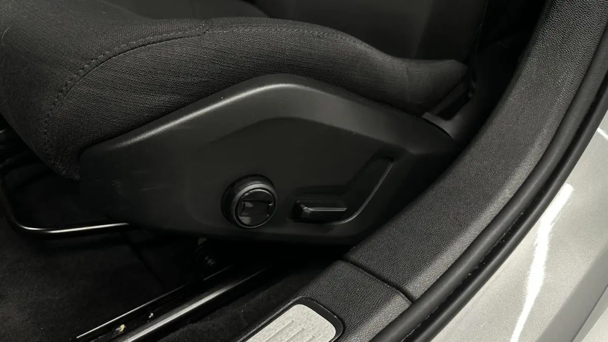 2.0 B3 Momentum Business ECC NAVI CAMERA CARPLAY LM CRUISE.