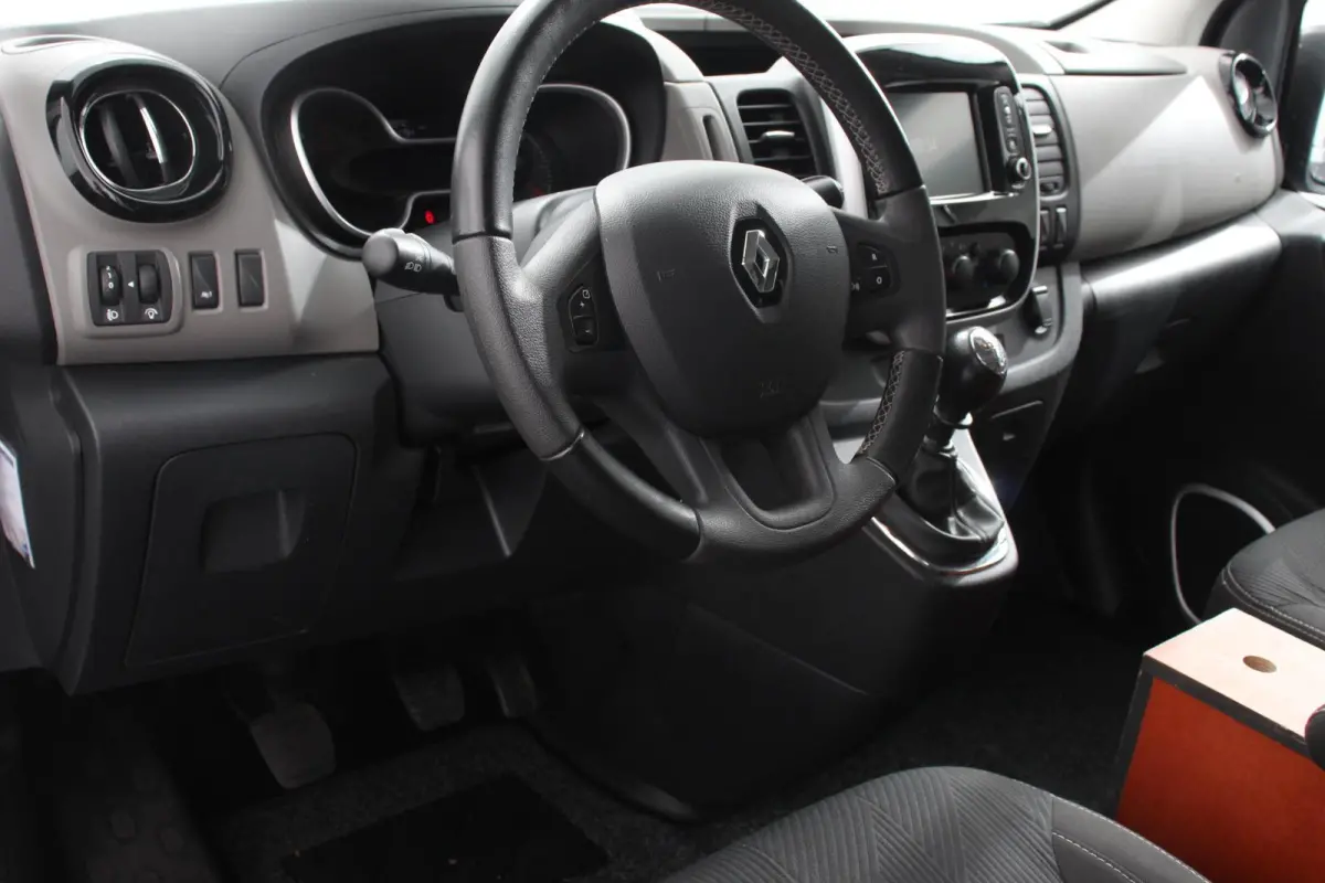 1.6 dCi Grand Authentique Energy incl. BPM/ BTW  L2H1 8 persoons !  Navigatie Airco voor en achter Parkeer sensoren Cruise Control Bumpers in kleur
