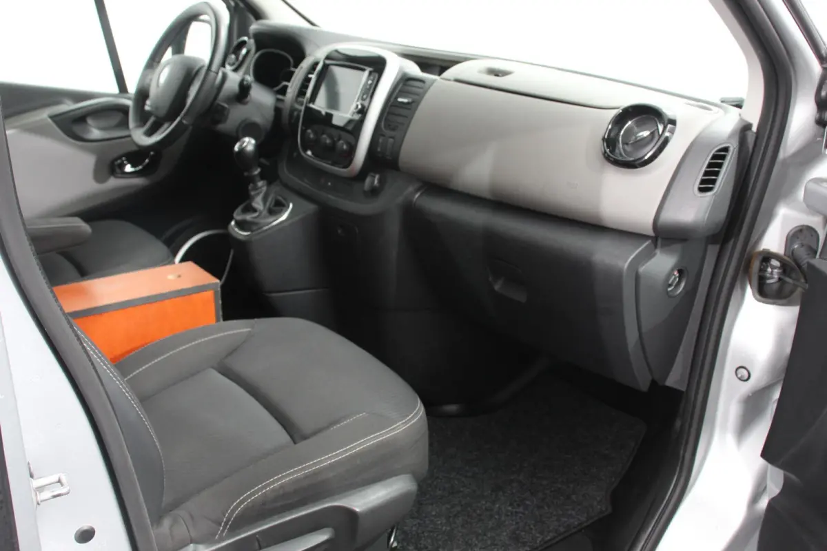 1.6 dCi Grand Authentique Energy incl. BPM/ BTW  L2H1 8 persoons !  Navigatie Airco voor en achter Parkeer sensoren Cruise Control Bumpers in kleur