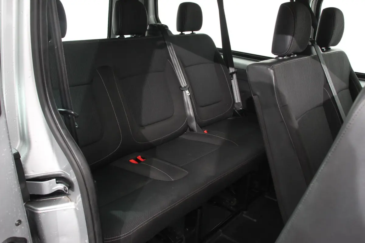 1.6 dCi Grand Authentique Energy incl. BPM/ BTW  L2H1 8 persoons !  Navigatie Airco voor en achter Parkeer sensoren Cruise Control Bumpers in kleur