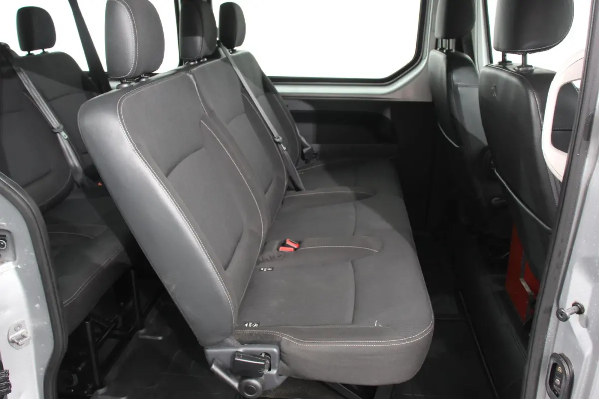 1.6 dCi Grand Authentique Energy incl. BPM/ BTW  L2H1 8 persoons !  Navigatie Airco voor en achter Parkeer sensoren Cruise Control Bumpers in kleur