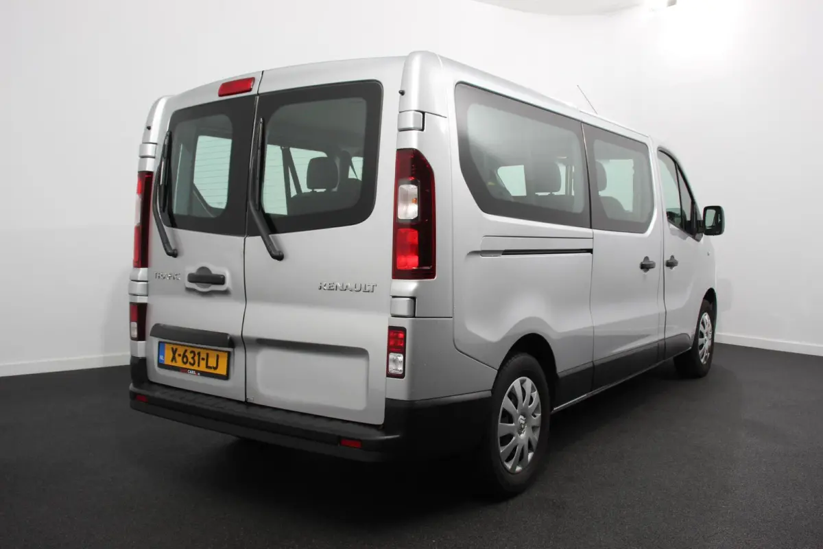 1.6 dCi Grand Authentique Energy incl. BPM/ BTW  L2H1 8 persoons !  Navigatie Airco voor en achter Parkeer sensoren Cruise Control Bumpers in kleur