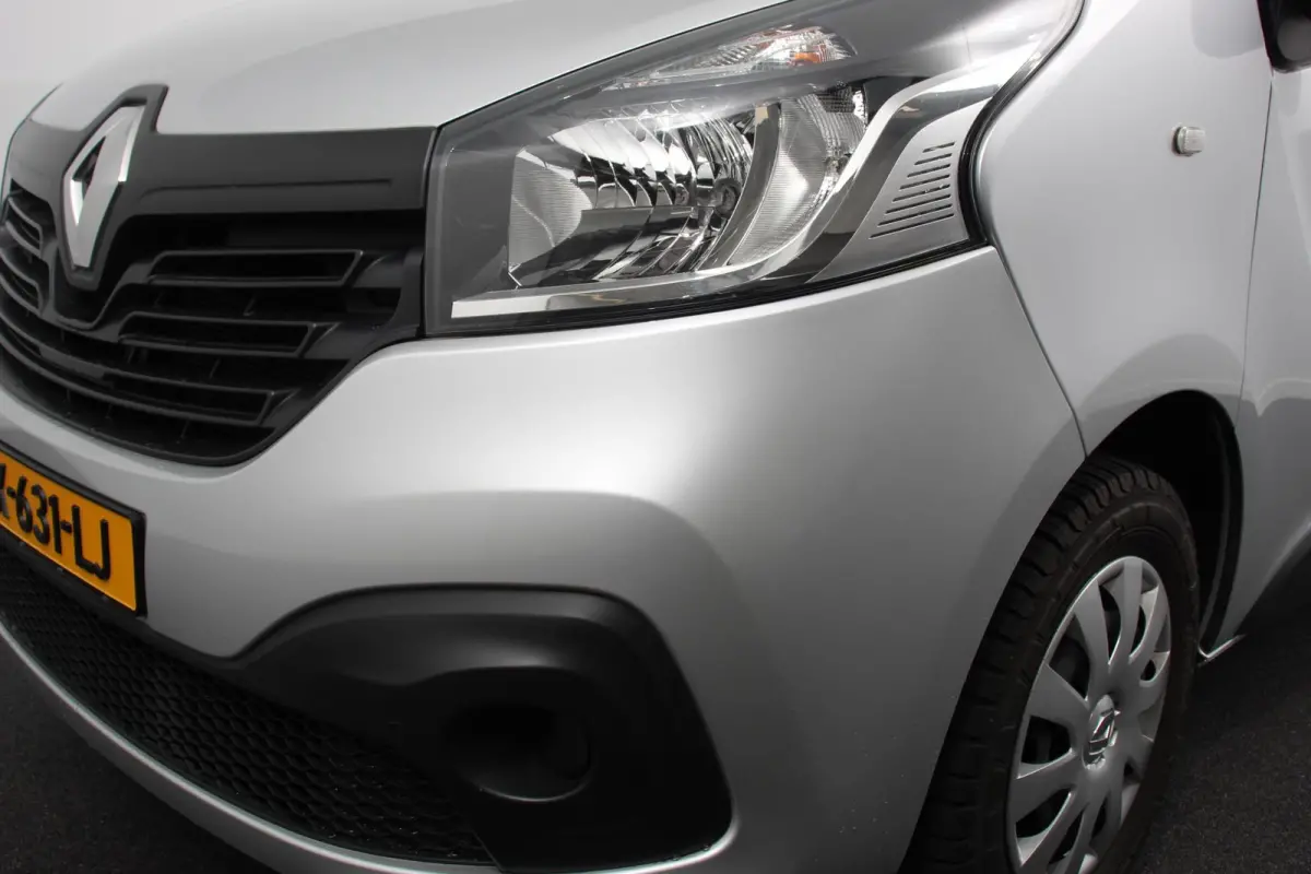 1.6 dCi Grand Authentique Energy incl. BPM/ BTW  L2H1 8 persoons !  Navigatie Airco voor en achter Parkeer sensoren Cruise Control Bumpers in kleur