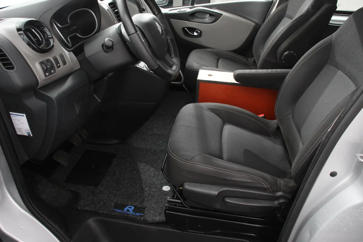 1.6 dCi Grand Authentique Energy incl. BPM/ BTW  L2H1 8 persoons !  Navigatie Airco voor en achter Parkeer sensoren Cruise Control Bumpers in kleur