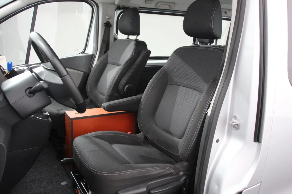 1.6 dCi Grand Authentique Energy incl. BPM/ BTW  L2H1 8 persoons !  Navigatie Airco voor en achter Parkeer sensoren Cruise Control Bumpers in kleur